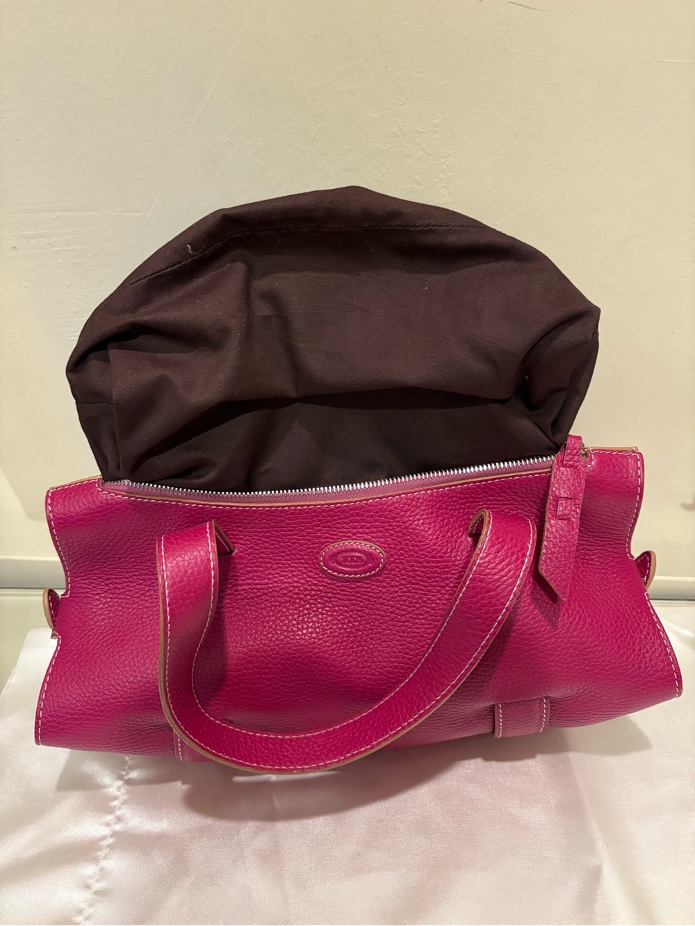 TOD'S Fuchsia Pebbled Leather purse with dustbag preowned - Picture 8 of 11